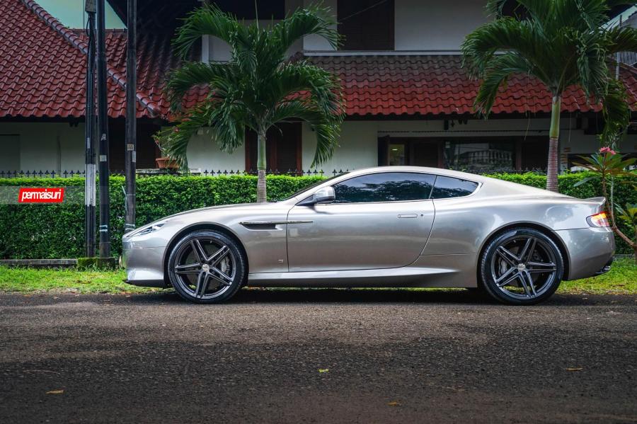  Aston Martin DB9 on Vossen Wheels (VFS5) 2017 года  (фото 2 из 11)